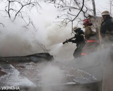У Києві виникла пожежа на ринку “Юність” (відео)