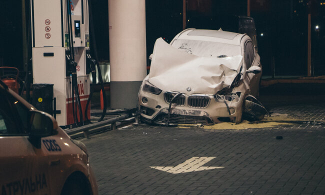 На Позняках BMW протаранив бензовоз та мало не став причиною пожежі на АЗС