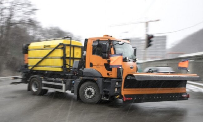 Столиця отримала нову спецтехніку для обробки доріг взимку та влітку