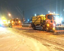 Снігопад у Києві: на вулицях працює спецтехніка та сотні прибиральників