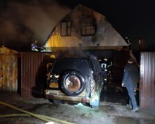Нічна пожежа в Старій Дарниці знищила будинок з автівками