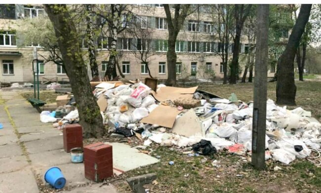 Комунальники прибрали з території столичної лікарні №4 гори сміття
