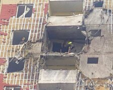 Битва з руїнами: рятувальники КАРС працюють над ліквідацією наслідків обстрілу Києва