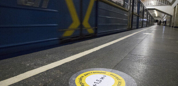У київському метро пасажир потрапив під потяг