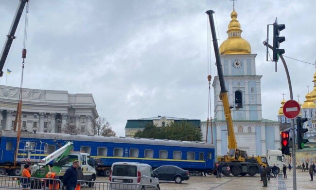 У центрі Києва з'явився розстріляний вагон з Ірпеня — для чого це?