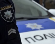 У Києві чоловік розбив поліцейську автівку та намагався побити патрульних (відео)