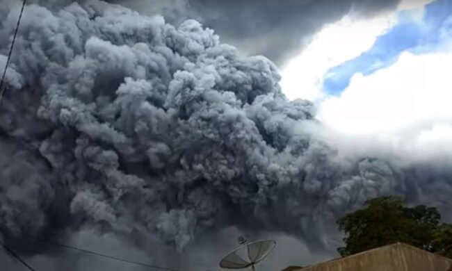 Хмара чорного попелу на 5 км: на Суматрі прокинувся вулкан Сінабунг (відео)