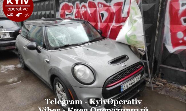 Київ накрив штормовий вітер: зірваний рекламний щит розбив авто, обірвані ЛЕП