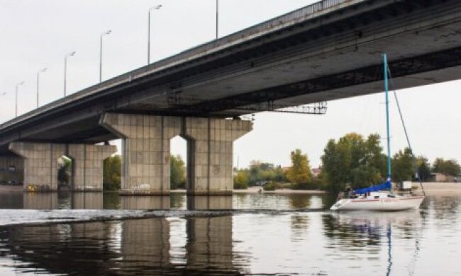 “Ще один не витримав”: у столиці обвалився черговий міст