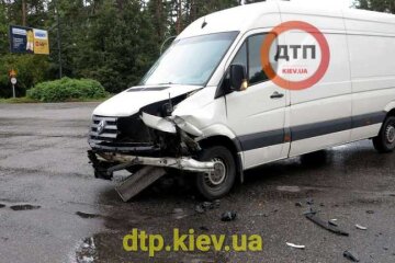 Стояла на зупинці під парасолькою: у Києві легковик на смерть збив молоду дівчину