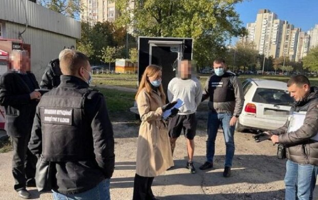 У Києві чоловік продавав фальшиві COVID-сертифікати: йому загрожує до 6 років в’язниці