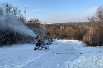 В столиці засніжили Голосіївську горку та Протасів Яр