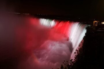 Ніагарський водоспад пофарбували в кольори білоруського прапора