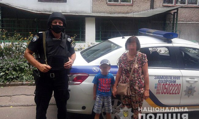 Хотів погратись на атракціонах: поліцейські повернули додому 5-річного хлопчика