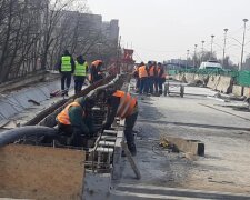 На Борщагівському шляхопроводі встановлюють бордюри та опалубку для тротуару (фото)