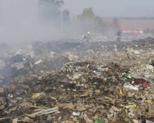 На Київщині горить несанкціоноване сміттєзвалище