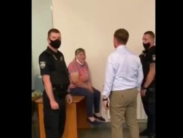 В офісі Генпрокурора жінка погрожує себе підпалити (відео)