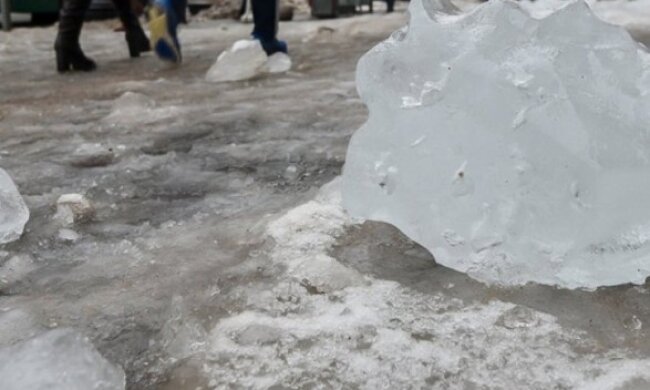 На Великій Васильківській киянину впала на голову крижана брила