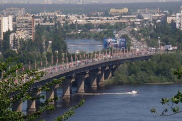 На мосту Патона прорвало теплотрасу: гаряча вода ллється в Дніпро