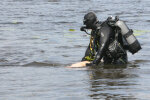 Столичні рятувальники дістали тіло людини із річки