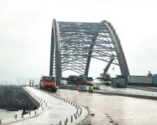 Через сильний вітер впала частина Подільського мосту: жертв немає