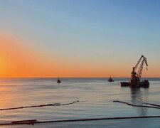 Не пройшло й року: танкер Делфі нарешті успішно відбуксували з одеського пляжу (відео)