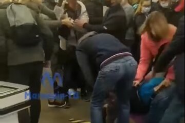 У Києві люди побилися у черзі на вакцинацію (відео)