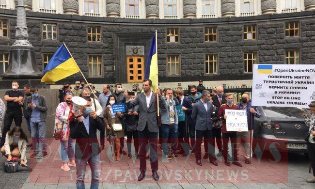 Під Кабміном вимагають пустити іноземців в Україну (фото)