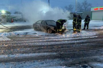У селі Требухів, що під Києвом, на автозаправці згоріла автівка