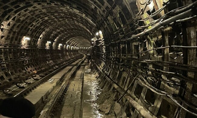 Прокуратура показала, як виглядає підтоплений тунель метро у Києві