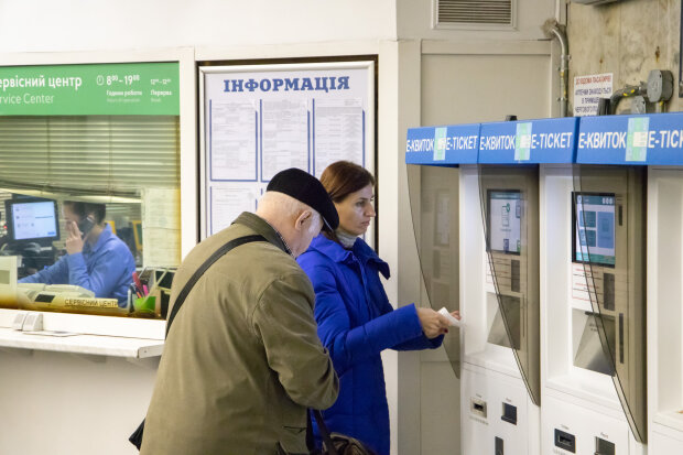 В київському метро працюють консультанти з е-квитка