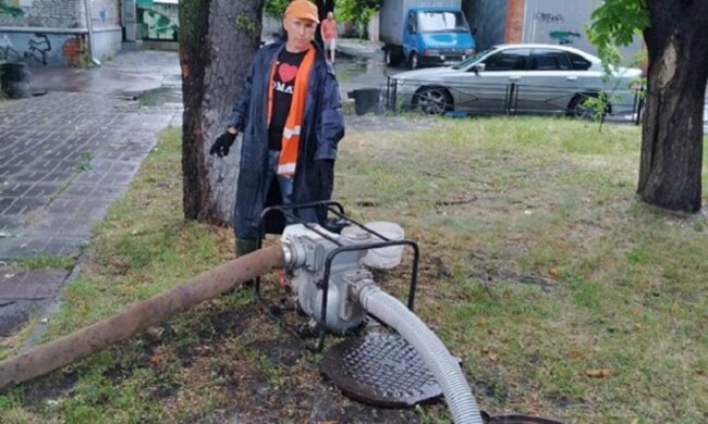 В центрі Києва річка Либідь вийшла з колектора та затопила вулицю