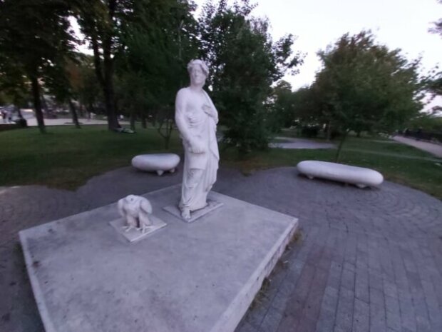 Без голови: вандали пошкодили пам'ятник Данте у Києві