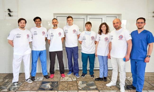 Хірурги з Франції протягом тижня допомагали лікарям Охматдиту проводити операції та обмінювались досвідом