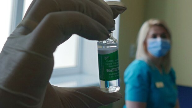 В Україні запровадять обов’язкову вакцинацію від коронавірусу для вчителів та чиновників