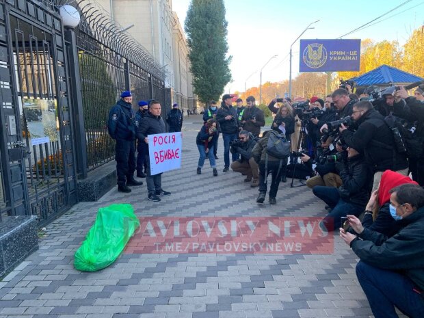 «Труп» померлого від COVID-19 принесли під посольство РФ у Києві (відео)
