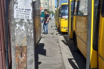 У Києві водій маршрутки вигнав підлітка з пільгами і побив його (відео)