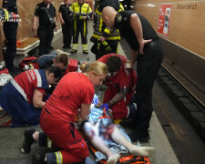 Рятувальники дістали чоловіка, який потрапив під потяг метрополітену — рух метро відновили, соцмережі вказують про самогубство