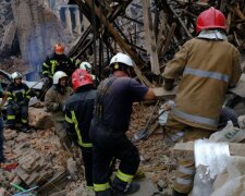 В Запоріжжі з-під завалів будинку після обстрілу врятували родину з дитиною (відео)