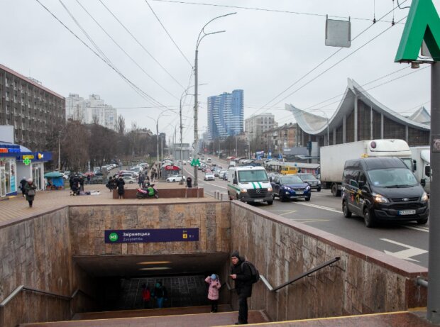 У Києві лікарня "викинула" паралізованого пацієнта просто на холодні сходи біля метро