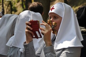 Селфі з хрестом і портрети царя – Російська церква провела ходу в центрі Києва