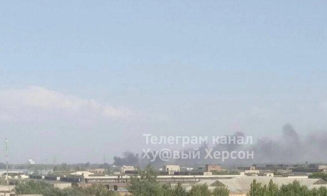 Вибух і величезний стовп чорного диму: у Новій Каховці “приліт” по базі окупантів РФ