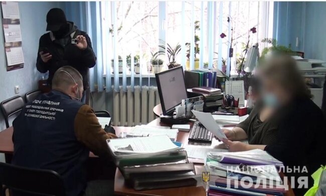 В Києві перекрили канал незаконної легалізації іноземців, організований у ДМС