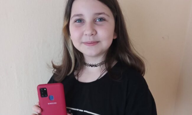Українські воїни повернули 10-річній дівчинці смартфон, який забрали окупанти у Тростянці