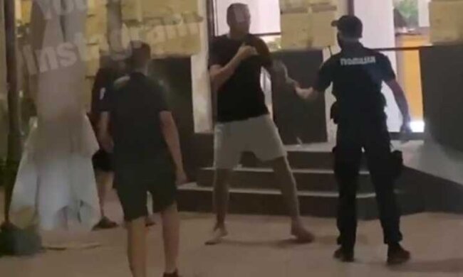 На Контрактовій площі у Києві сталася бійка за участю поліцейських (відео)