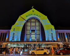 Центральний вокзал Києва підсвітили в національних кольорах