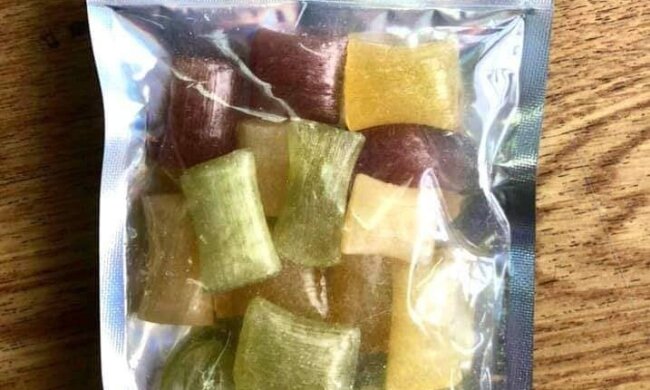 Весільні цукерки «звеселили» митників: правоохоронці конфіскували партію солодощів з наркотиками