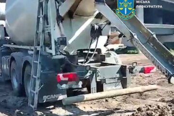 У Києві виявили забруднення водойми біля Подільського мосту бетоном, проводиться розслідування
