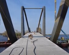 Міст-хвиля, що будується на Оболоні майже готовий — тепер його іменують "по-новому" та готові відкрити