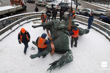 Монумент Щорсу в Києві успішно демонтовано — його передадуть до музею